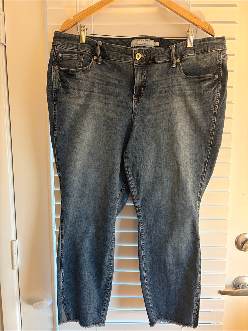 torrid Dark Blue Distressed Cropped Preppy Ankle Jean Capris SZ 20